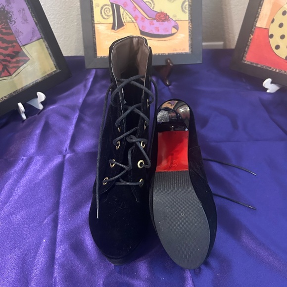 Vero Cuoio Italian Made Black High Heel Bootie. - Picture 5 of 14